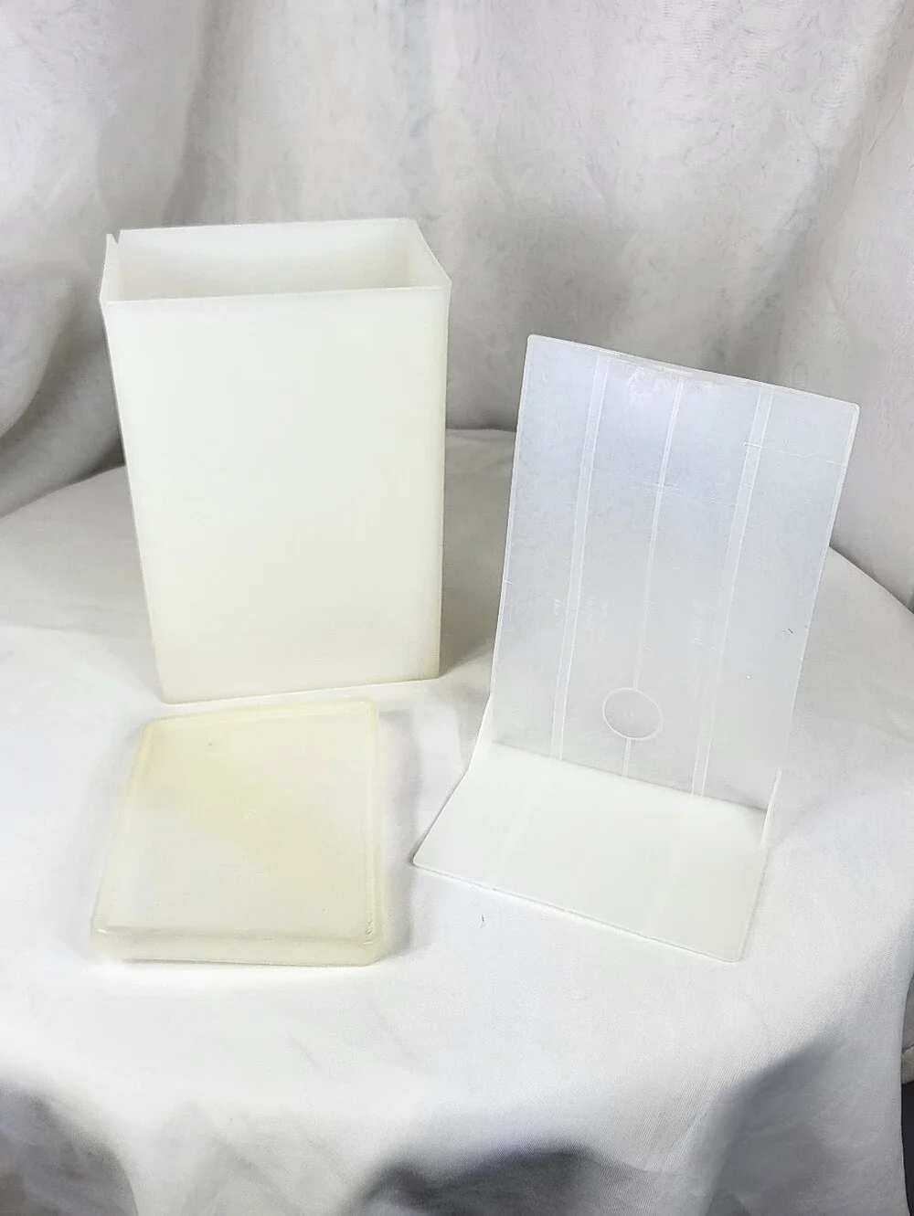 Tupperware #484-4 Ice Cream Keeper Freezer Storage Container w Removable Insert